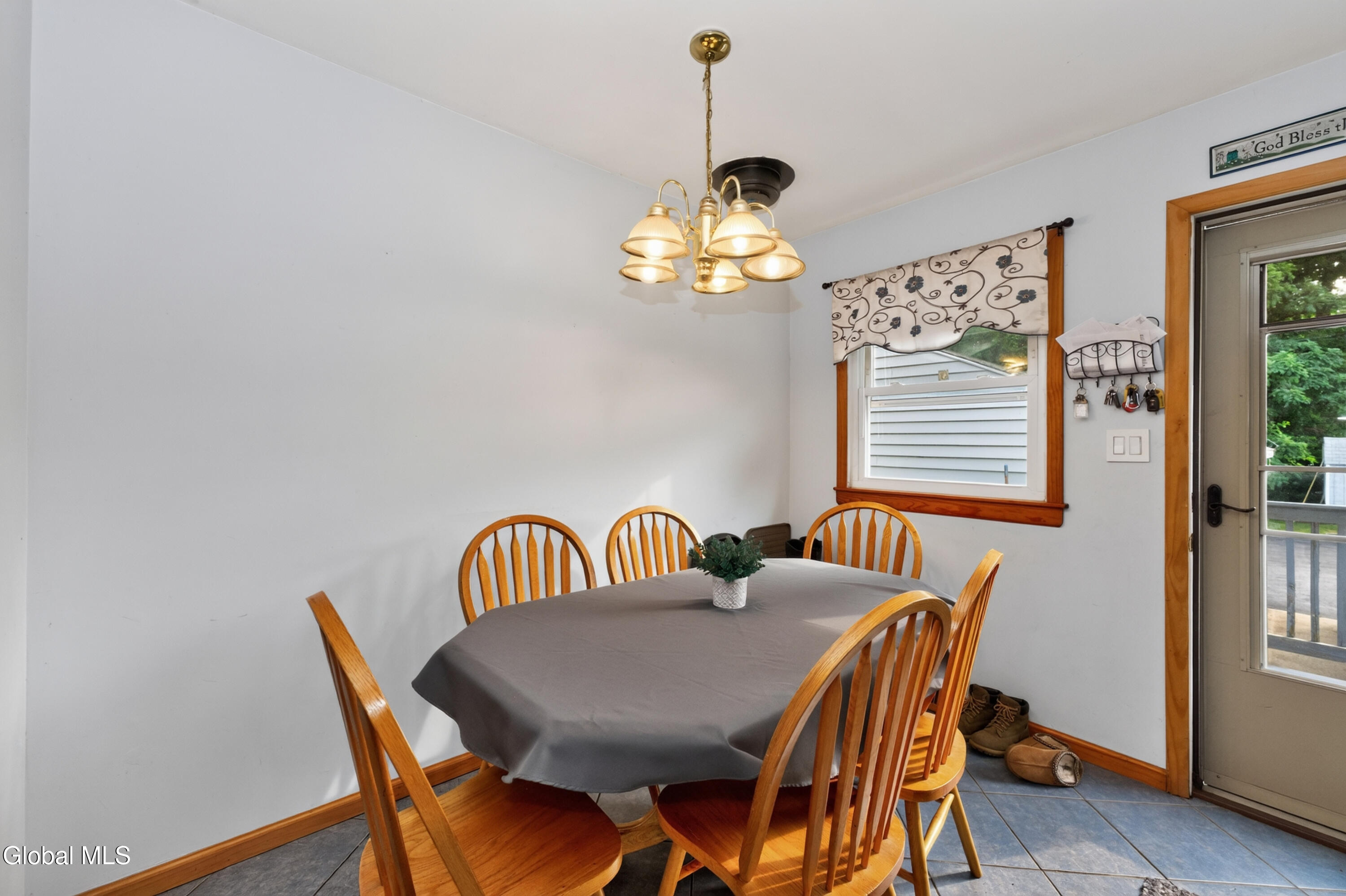 27 Fellows Road Halfmoon, NY 12065 - Photo 11 of 54 2 Kitchen 1