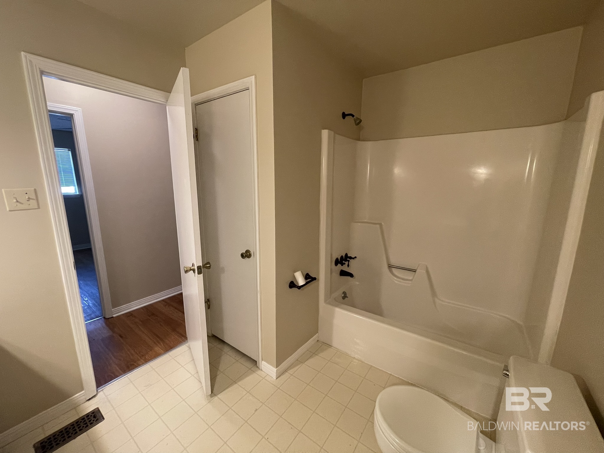 114 Pineview Circle Daphne, AL 36526 - Photo 13 of 23 Guest Bath