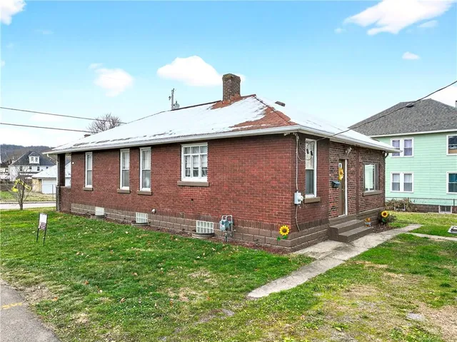 a view of a house with a yard