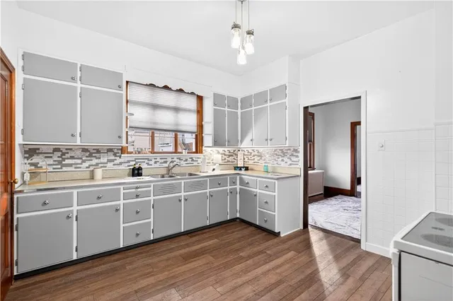 a view of a bedroom with wooden floor and bedroom