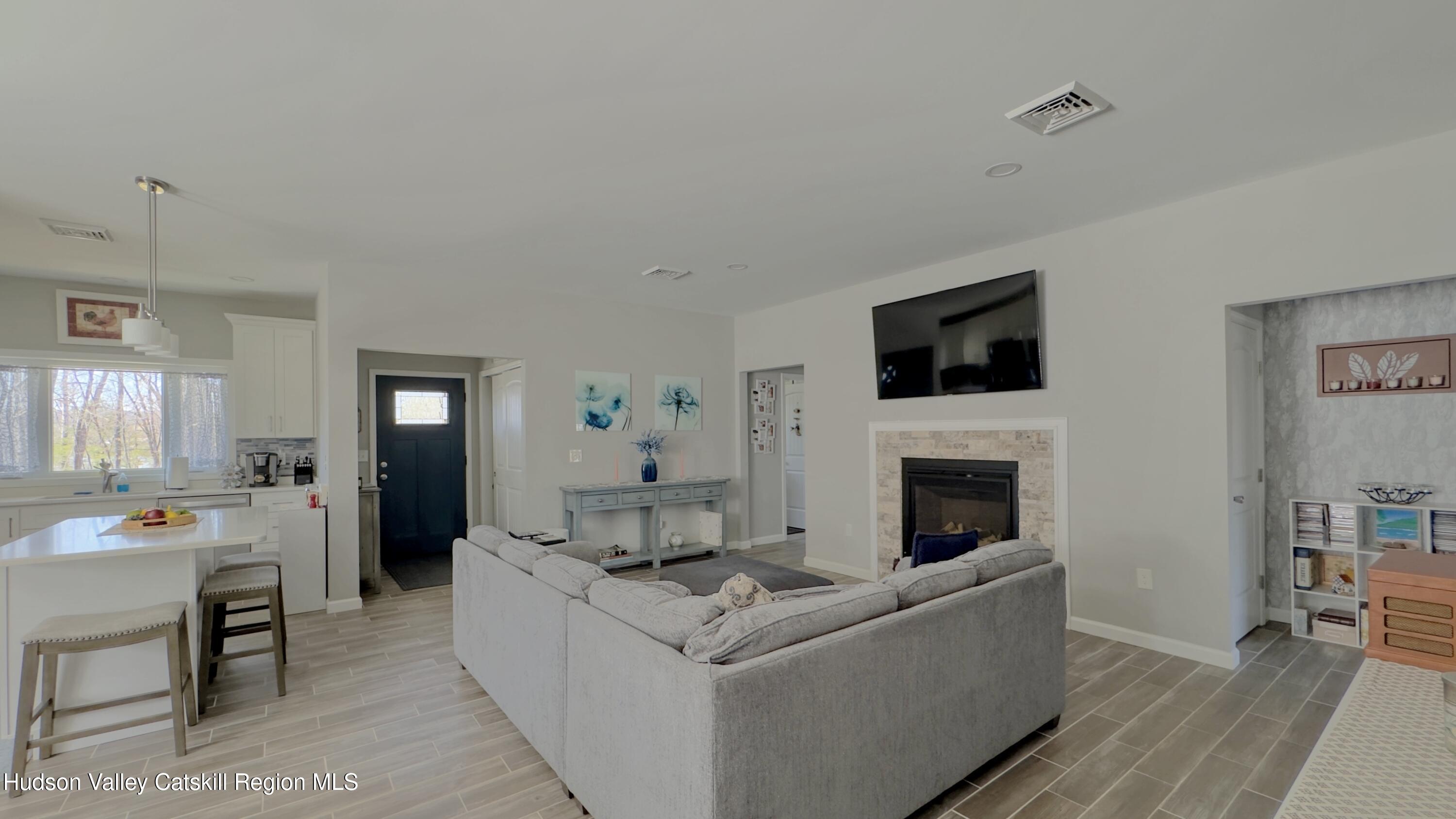 286 Sleepy Hollow Road Athens, NY 12015 - Photo 13 of 39 286 shr new vu living room