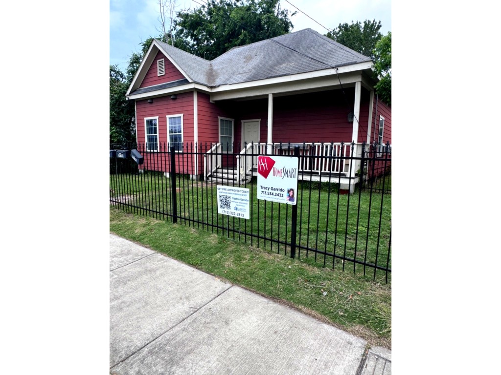 1504 Freeman Street Houston, TX 77009 - Photo 13 of 20 a view of a small house with a small yard and plants