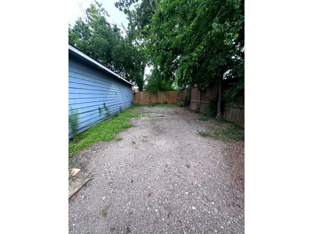 1504 Freeman Street Houston, TX 77009 - Photo 15 of 20 a backyard of a house with lots of green space