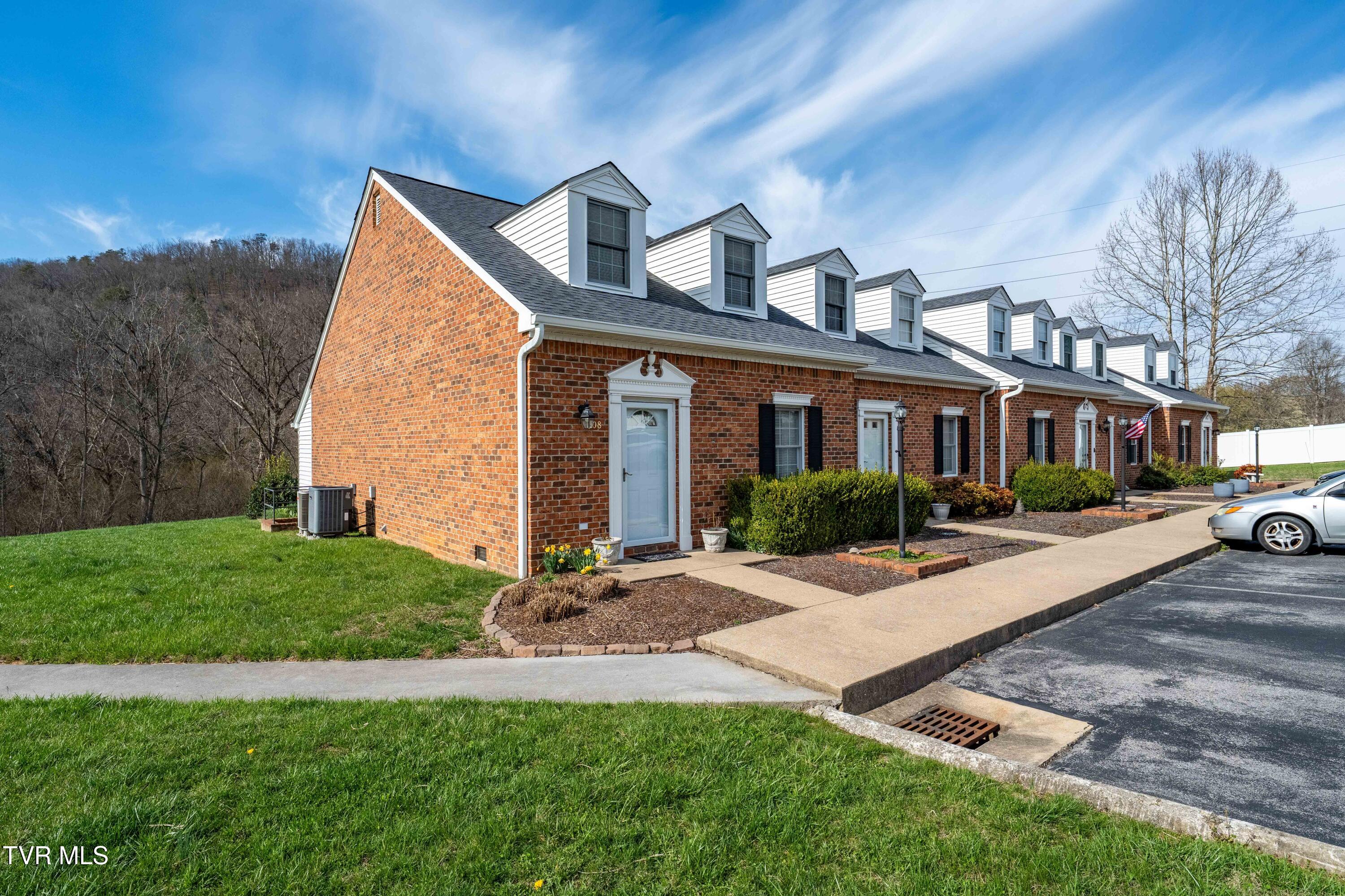 508 Hickory Road Bristol, TN 37620 - Photo 5 of 36 508 Hickory Rd (1 of 37)