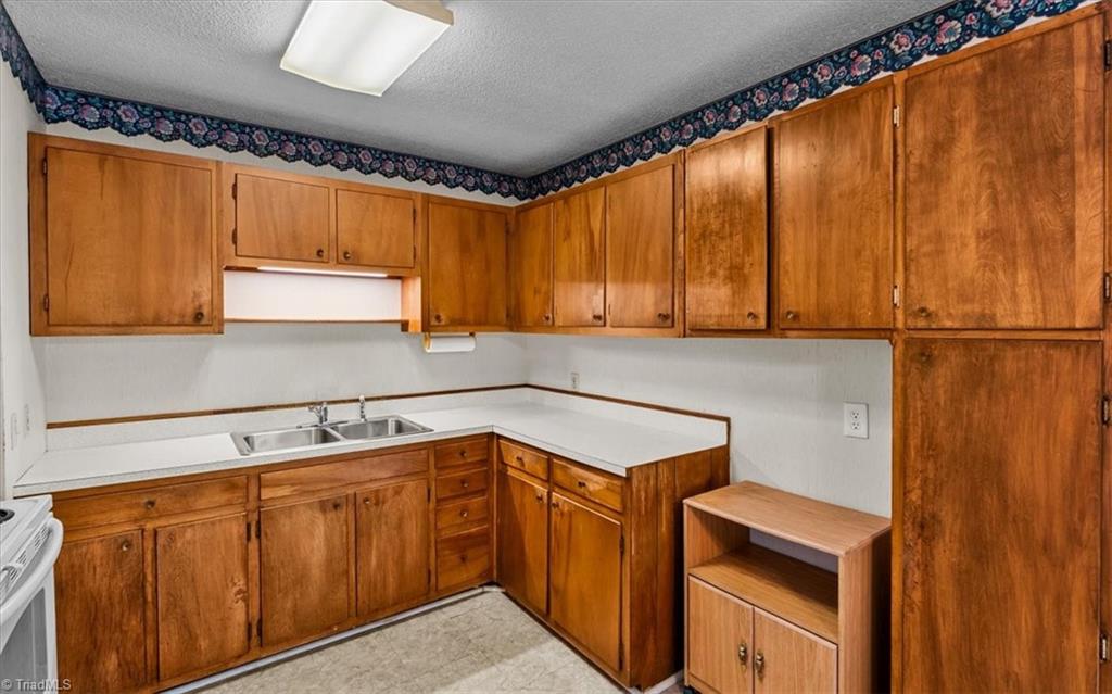 3404 Rolling Road High Point, NC 27265 - Photo 5 of 29
