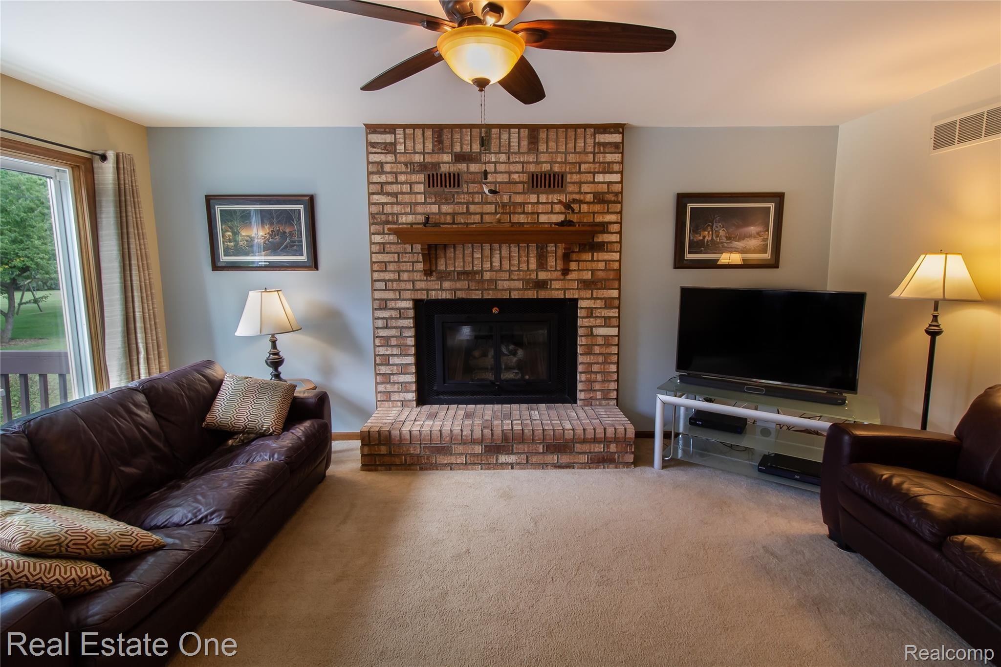 8380 Holcomb Road Clarkston, MI 48348 - Photo 8 of 29 LivingRoom_3.jpg