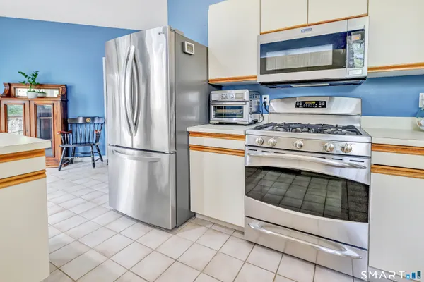 $579,000 | 11 Greystone, Unit 11, Shelton, CT 06484