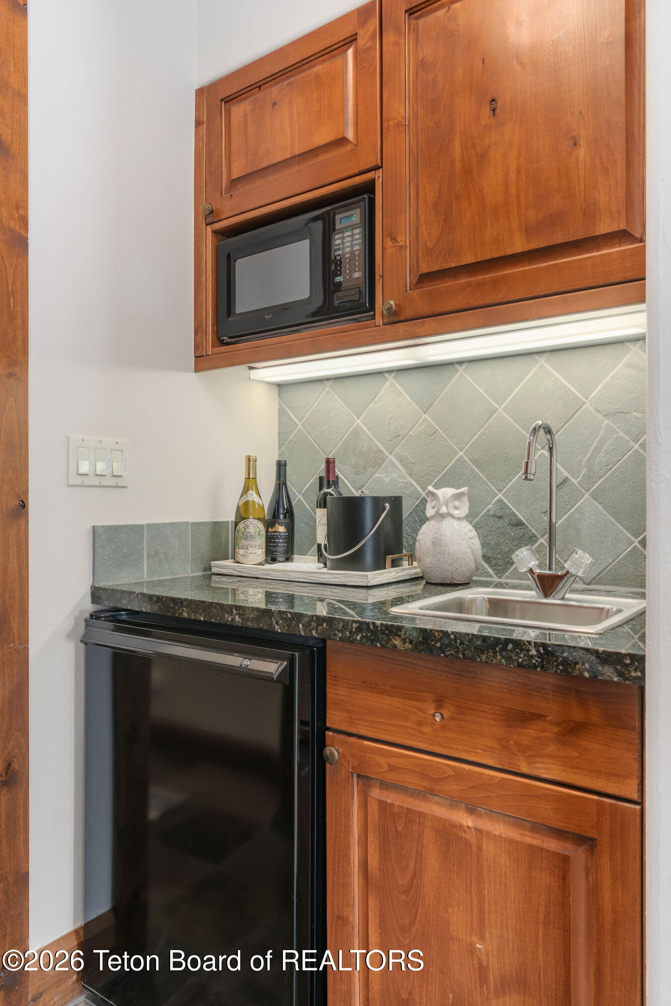 536 Snow King Loop Road, Unit 3630 Jackson, WY 83001 - Photo 37 of 42 Small bar