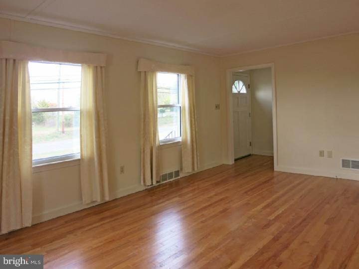 252 Pennington Harbourton Road Pennington, NJ 08534 - Photo 3 of 21 Living Room