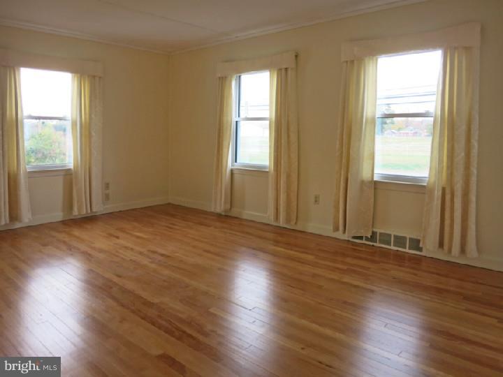252 Pennington Harbourton Road Pennington, NJ 08534 - Photo 4 of 21 Living Room