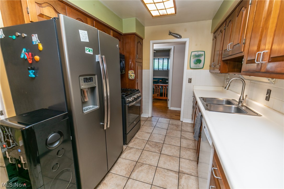4366 Urban Road Cleveland, OH 44121 - Photo 7 of 35