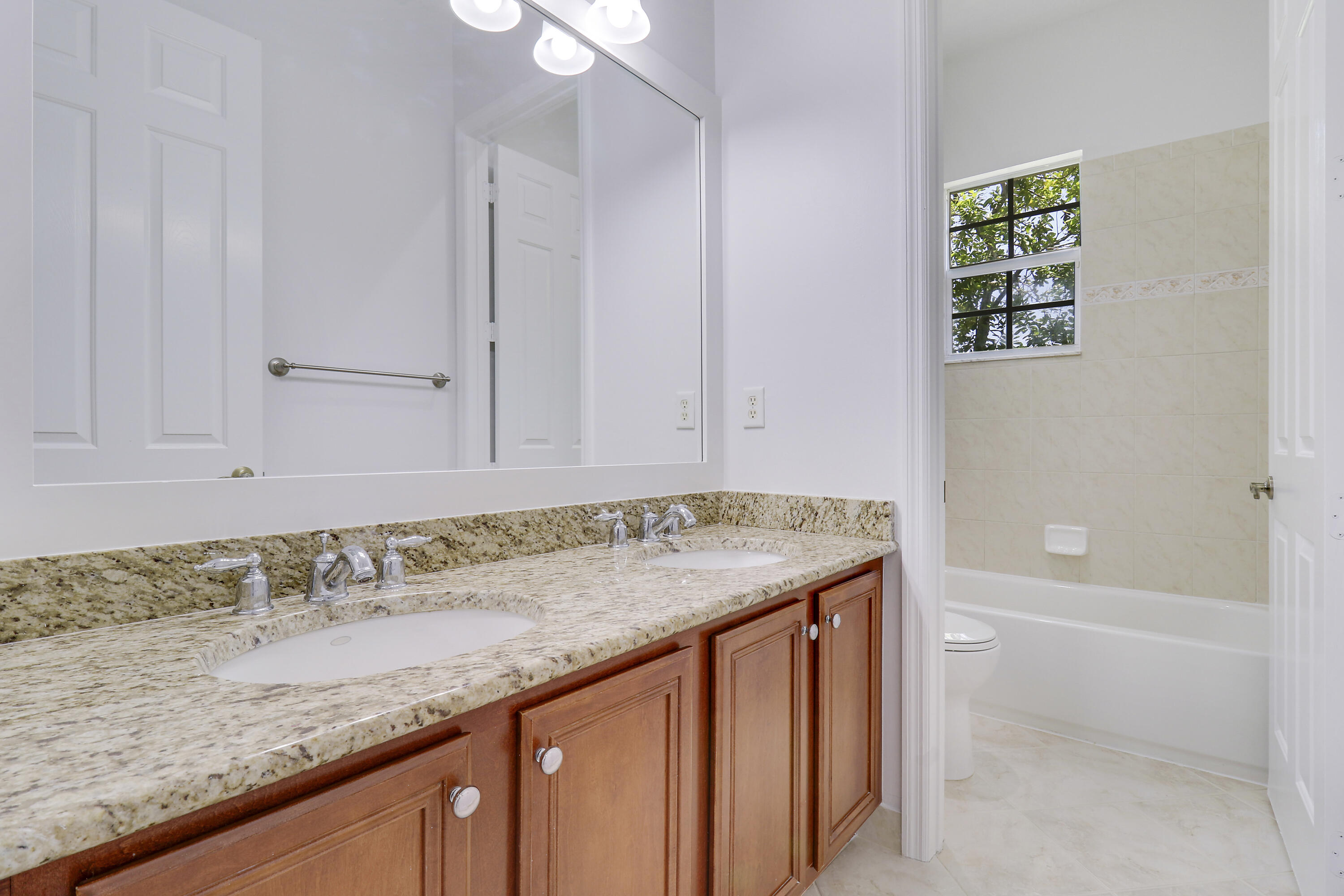 112 Dunmore Drive Jupiter, FL 33458 - Photo 29 of 43 Upstairs Guest Bathroom