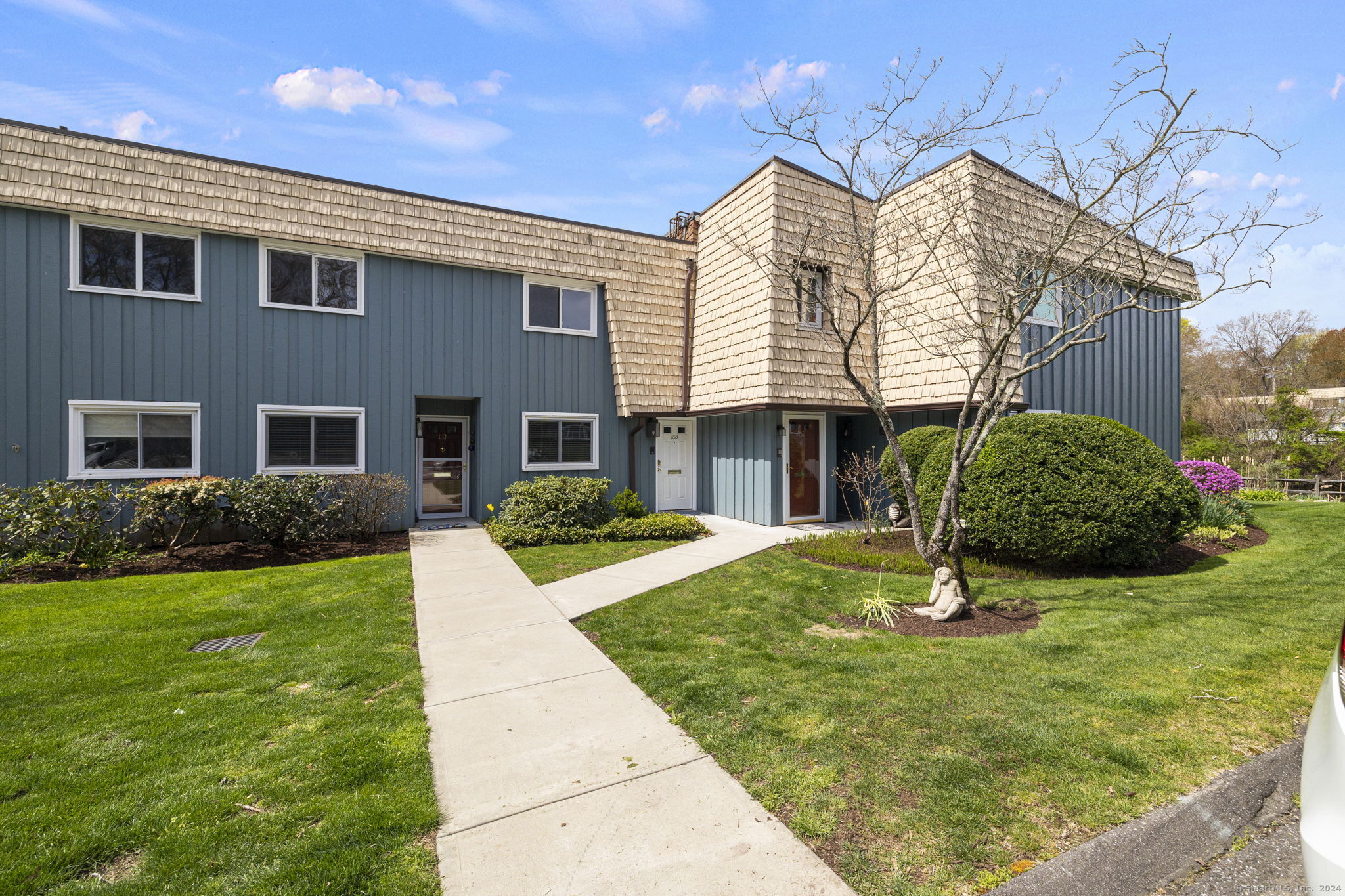 Welcome to 1153 Stratfield Road, Dogwood Green
