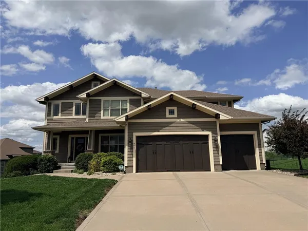 $579,900 | 405 Southeast Mill Creek Circle, Lee's Summit, MO 64063