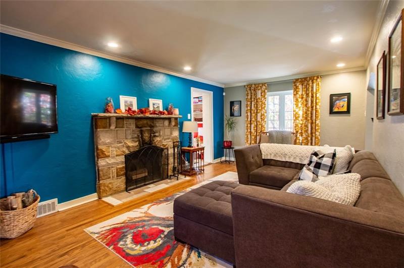 429 Old Farm Road Pittsburgh, PA 15228 - Photo 4 of 24