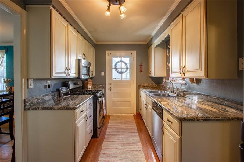 429 Old Farm Road Pittsburgh, PA 15228 - Photo 7 of 24
