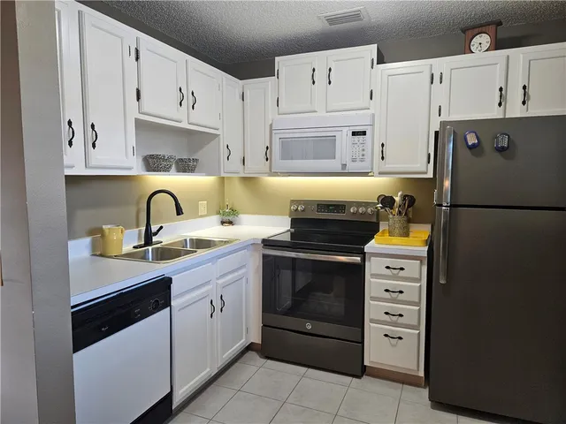 $150,000 | 15 Vista Gdns Trail, Unit 206, Vero Beach, FL 32962
