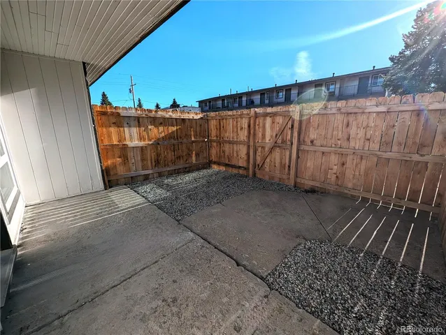 a view of a backyard