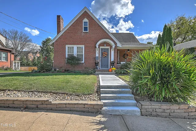 $299,999 | 724 Lawrence Avenue, Bristol, VA 24201
