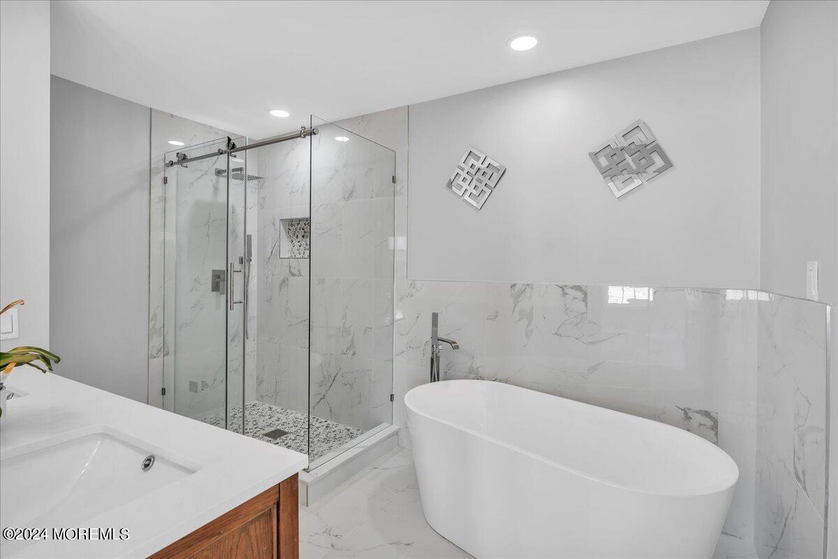 7701 Juniper Lane Palmyra, NJ 08065 - Photo 18 of 31 a bathroom with a bathtub and a shower