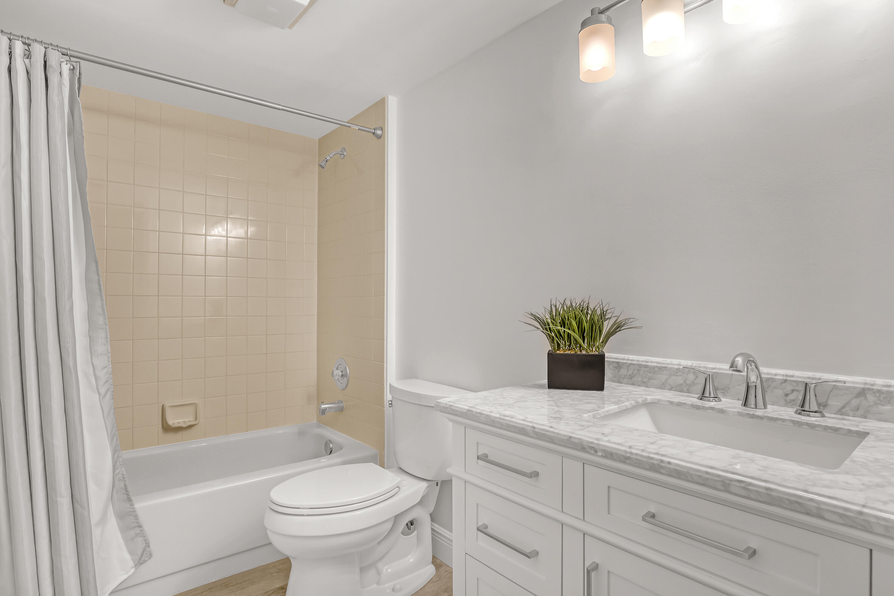 6157 Balboa Circle, Unit 101 Boca Raton, FL 33433 - Photo 23 of 39 2nd bath