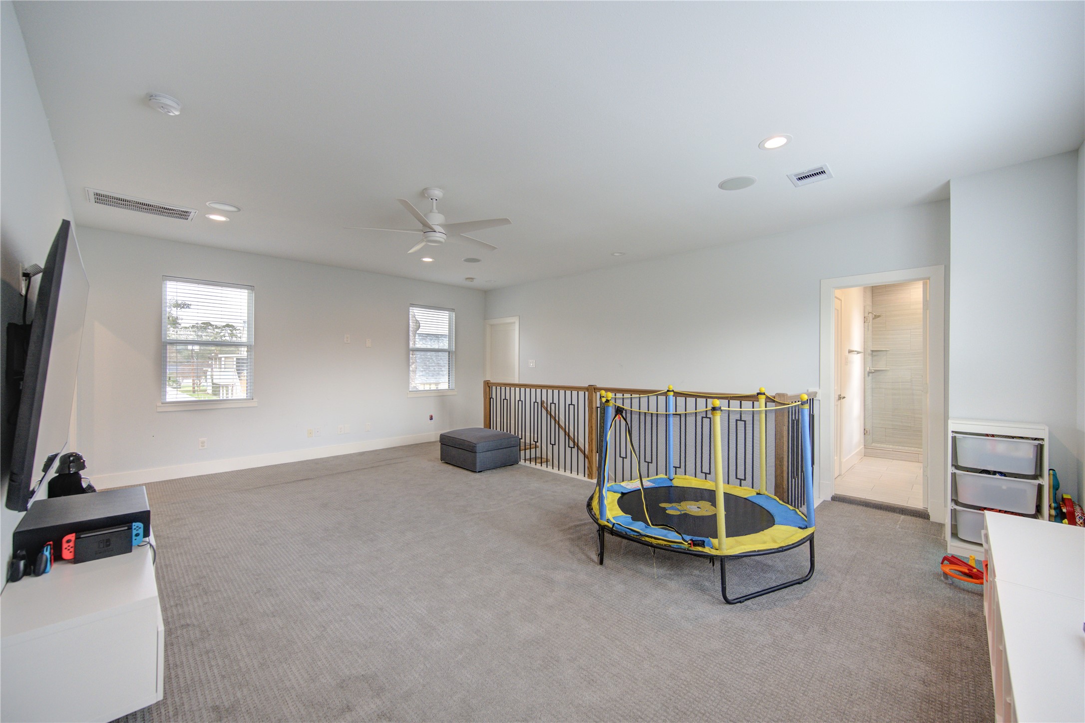 1215 Bethlehem Street Houston, TX 77018 - Photo 20 of 42 a view of an empty room with windows