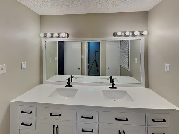 $2,100 | 1017 Hawkview Drive, Memphis, TN 38018