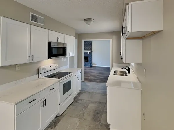 $2,100 | 1017 Hawkview Drive, Memphis, TN 38018