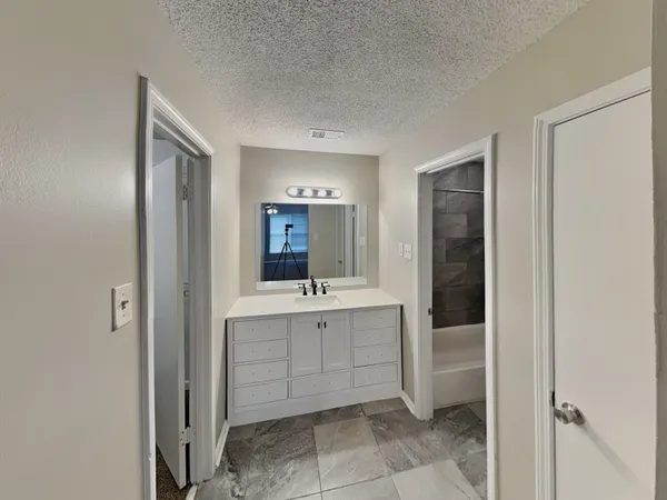 $2,100 | 1017 Hawkview Drive, Memphis, TN 38018