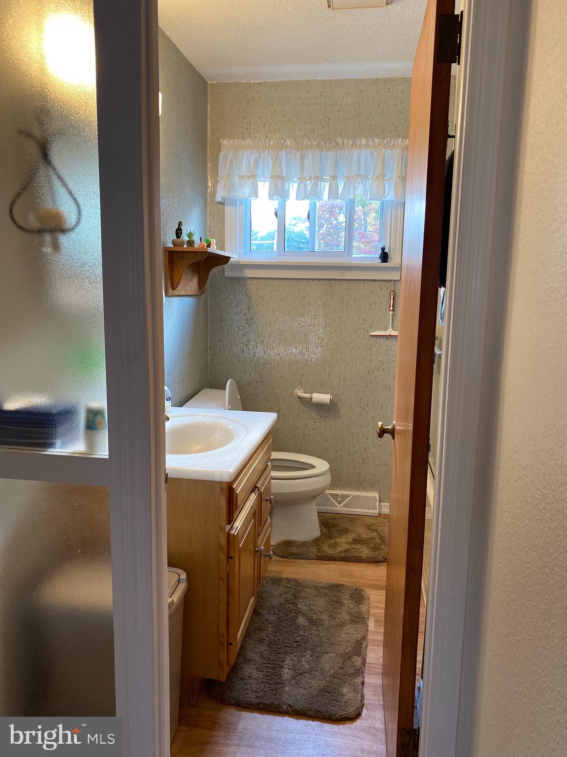 155 West County Line Road Hatboro, PA 19040 - Photo 8 of 15 Full hallway bathroom.