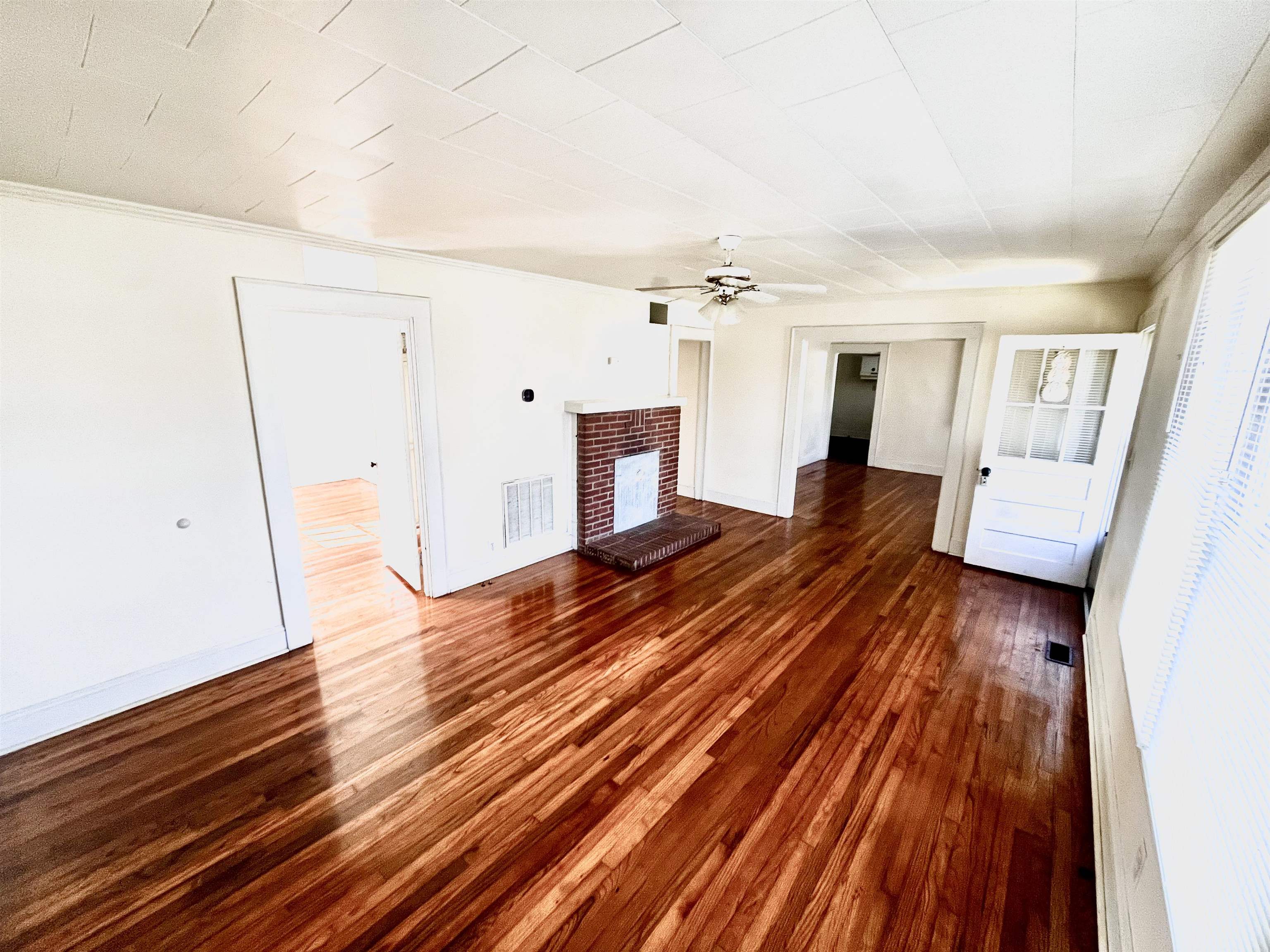171 Cypress Street Clinton, SC 29325 - Photo 5 of 18 Living Room