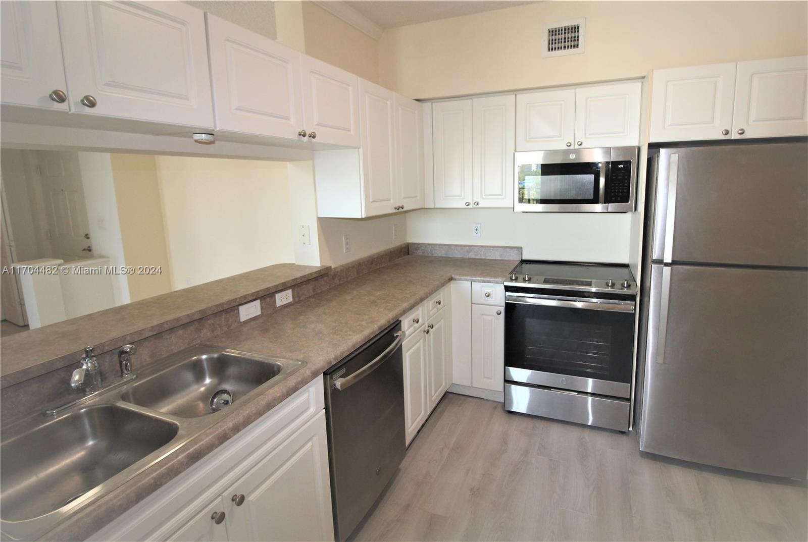 17150 North Bay Road, Unit 2612 Sunny Isles Beach, FL 33160 - Photo 14 of 26