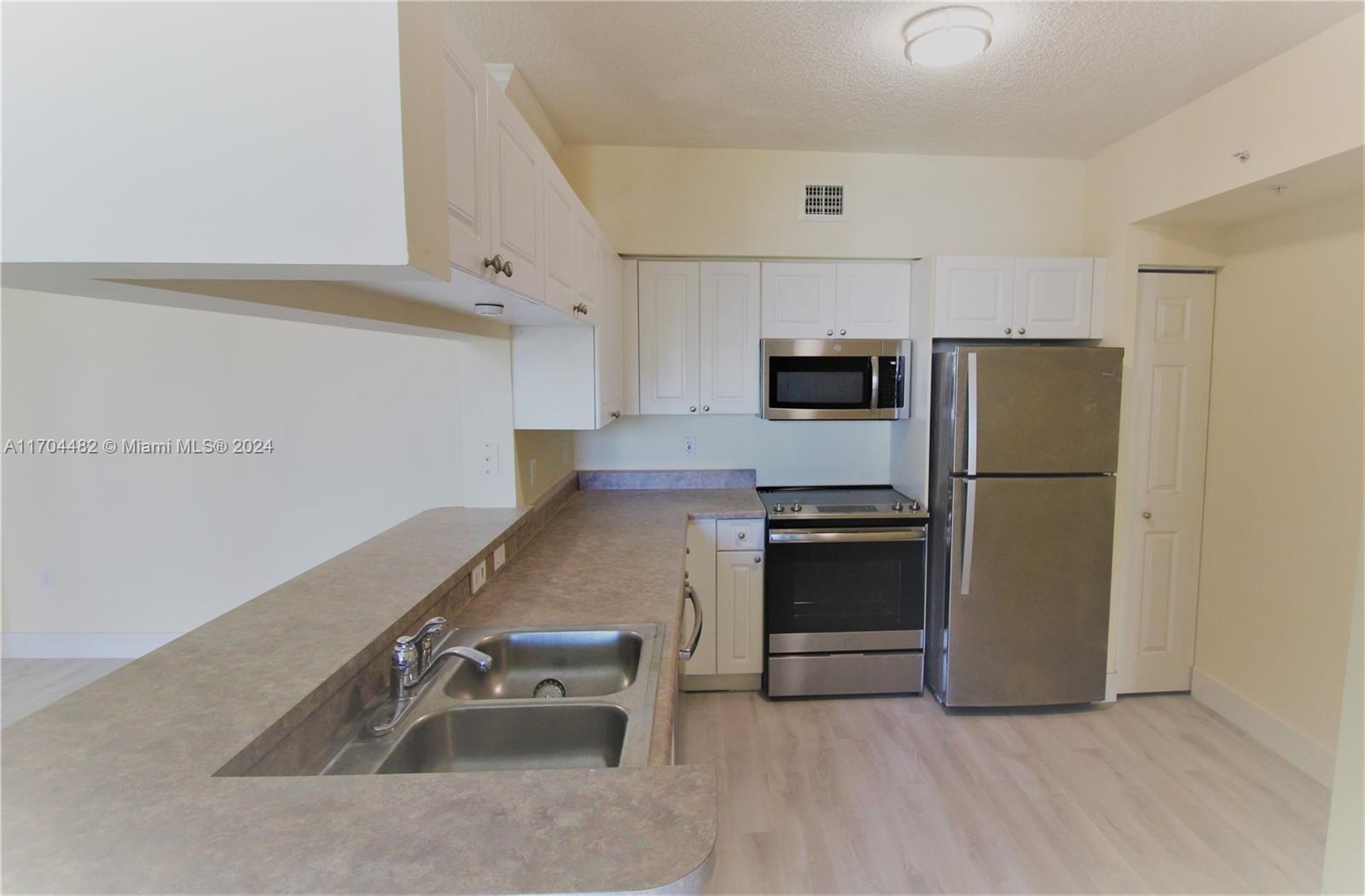 17150 North Bay Road, Unit 2612 Sunny Isles Beach, FL 33160 - Photo 16 of 26