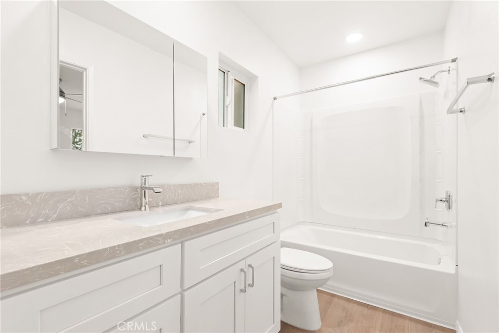 336 Ridge Terrace Lane Montebello, CA 90640 - Photo 15 of 21 Upstairs Bathroom