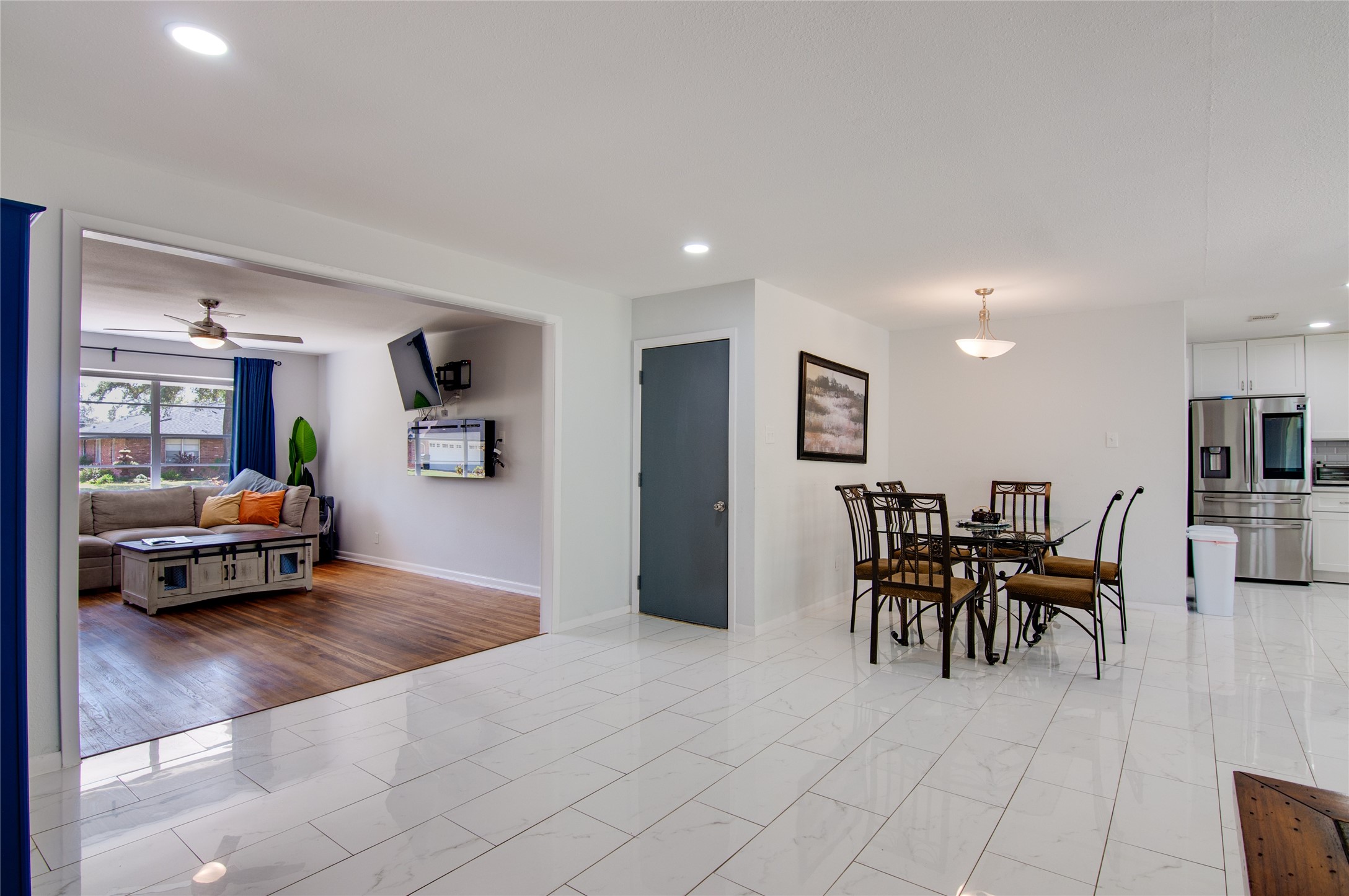 8922 Opelika Street Houston, TX 77080 - Photo 7 of 23 a living room with furniture and a table