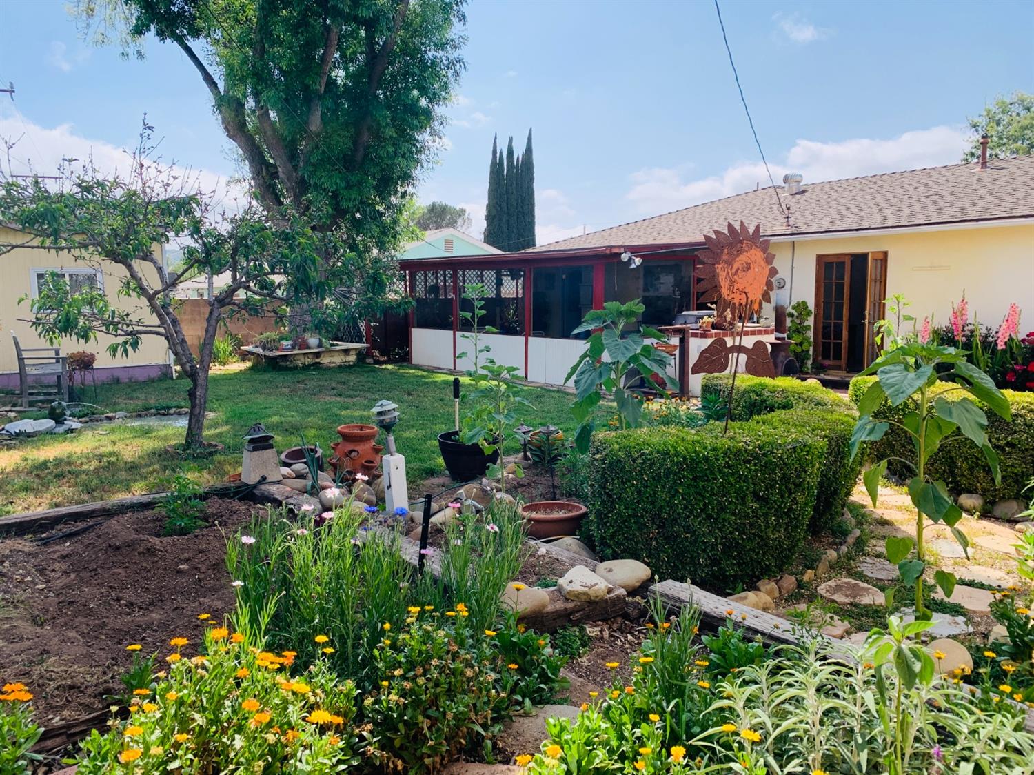 90 Rio Via Oak View, CA 93022 - Photo 34 of 42 a front view of a house with garden