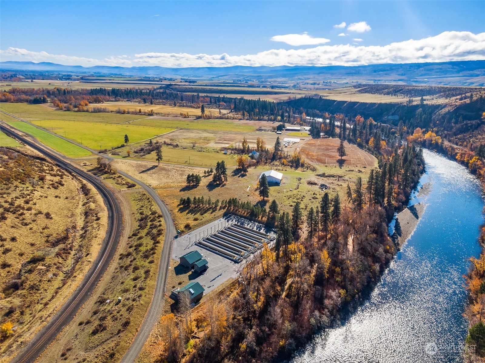 1250 Dudley Road, Unit E Thorp, WA 98946 - Photo 15 of 19 a view of a city with an ocean view