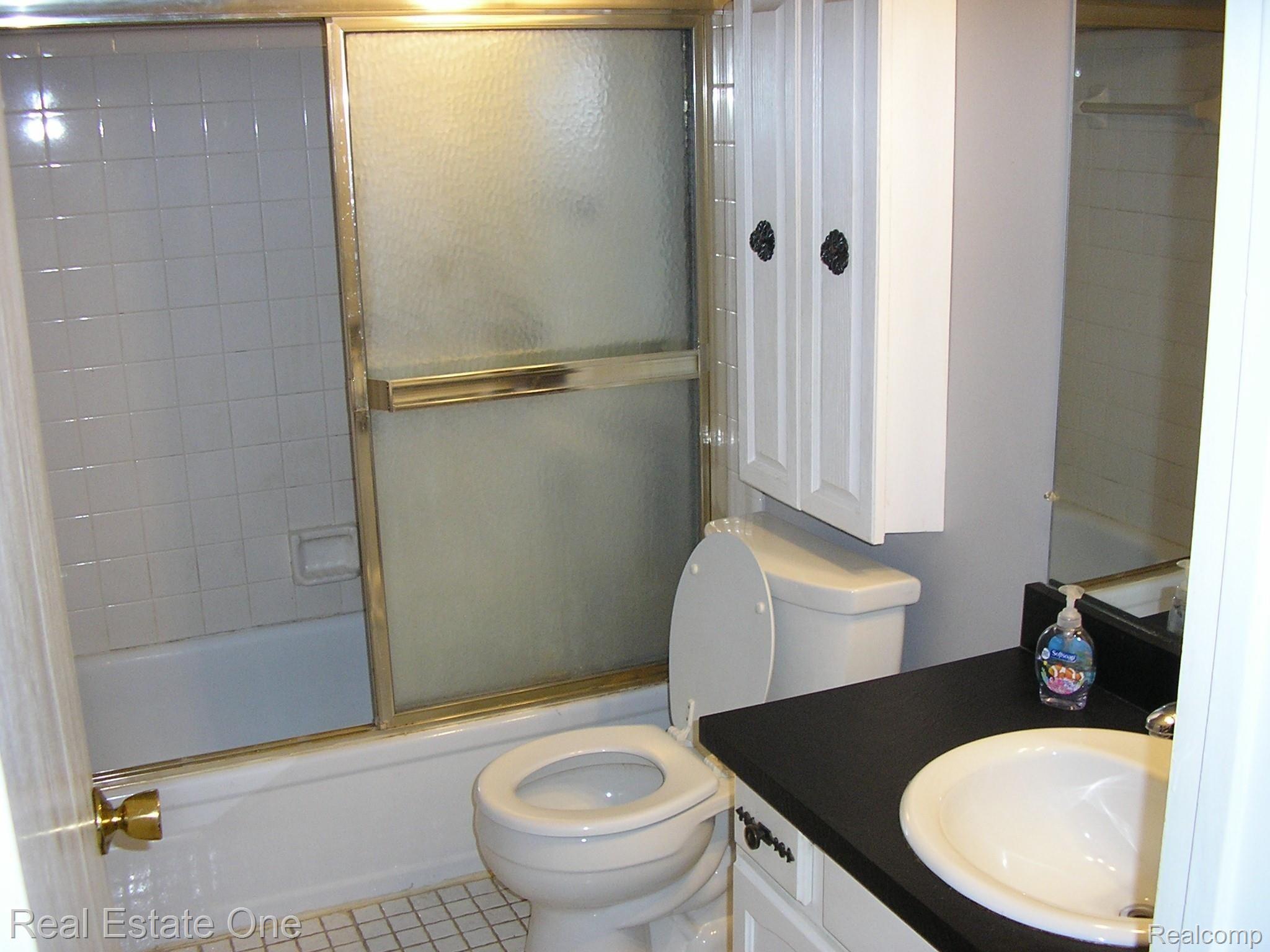 1970 Pondview Court, Unit 124 Rochester, MI 48309 - Photo 10 of 13 P1010012.JPG