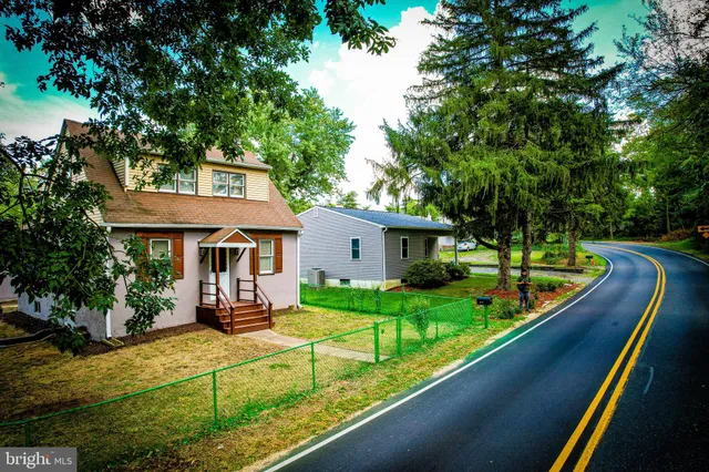 a view of a house with backyard