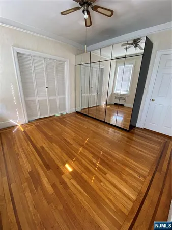 a view of empty room with a ceiling fan