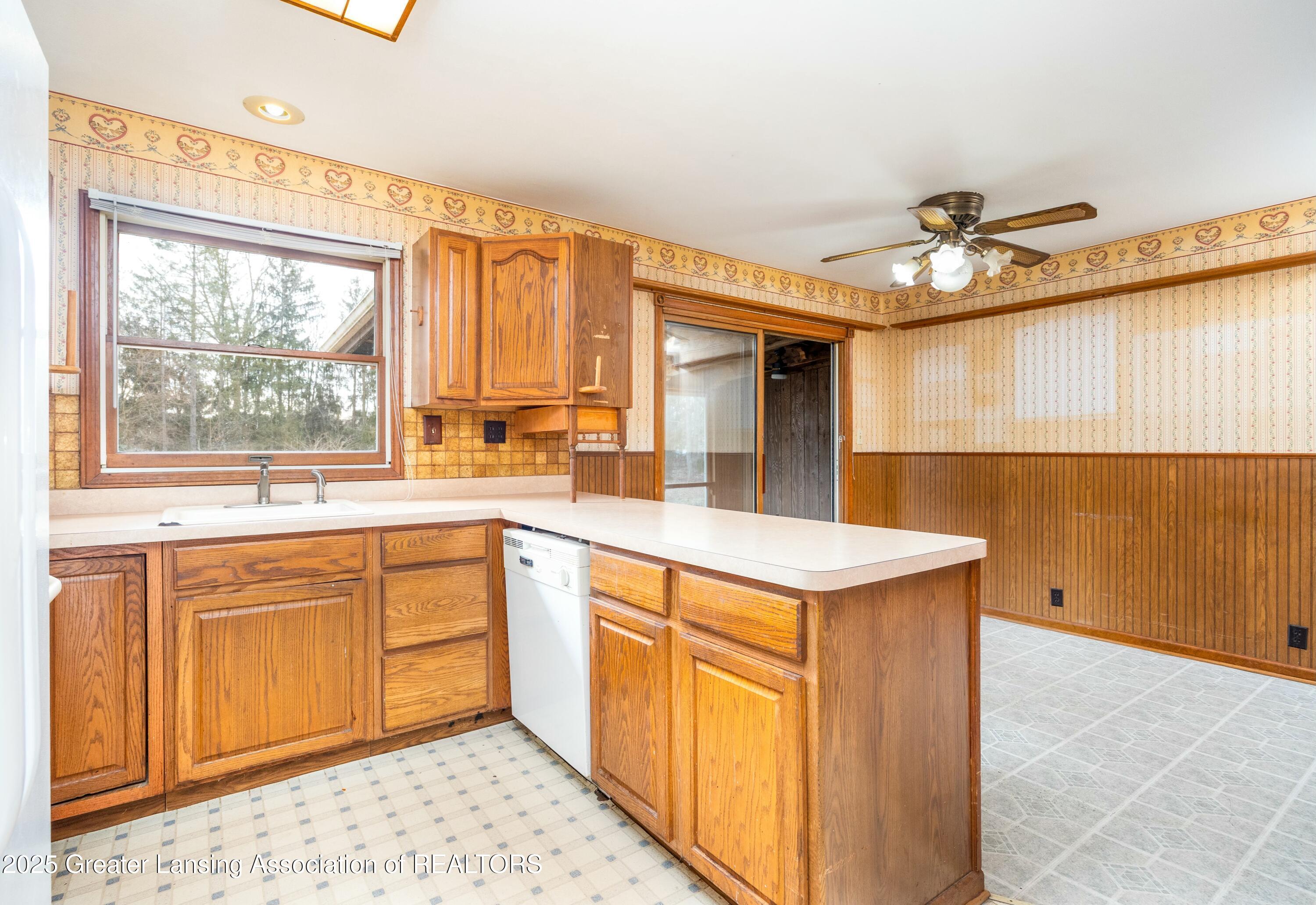 11740 South Broadbent Road Lansing, MI 48917 - Photo 10 of 26 Kitchen