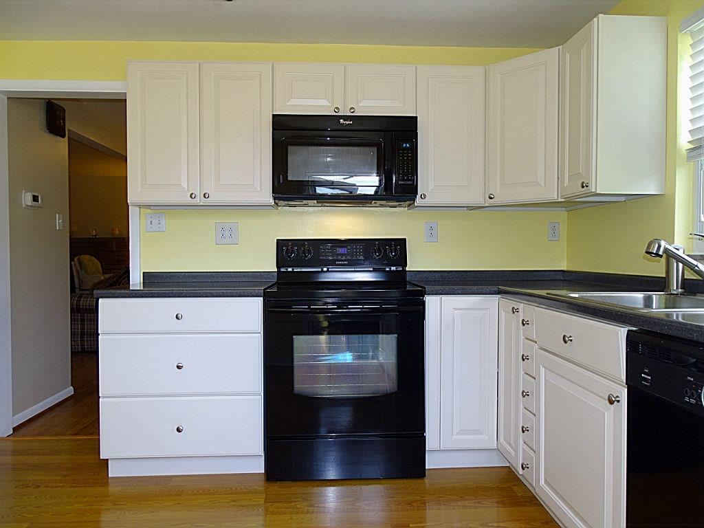 4826 Girard Road Pittsburgh, PA 15227 - Photo 8 of 25 Eat-in Kitchen