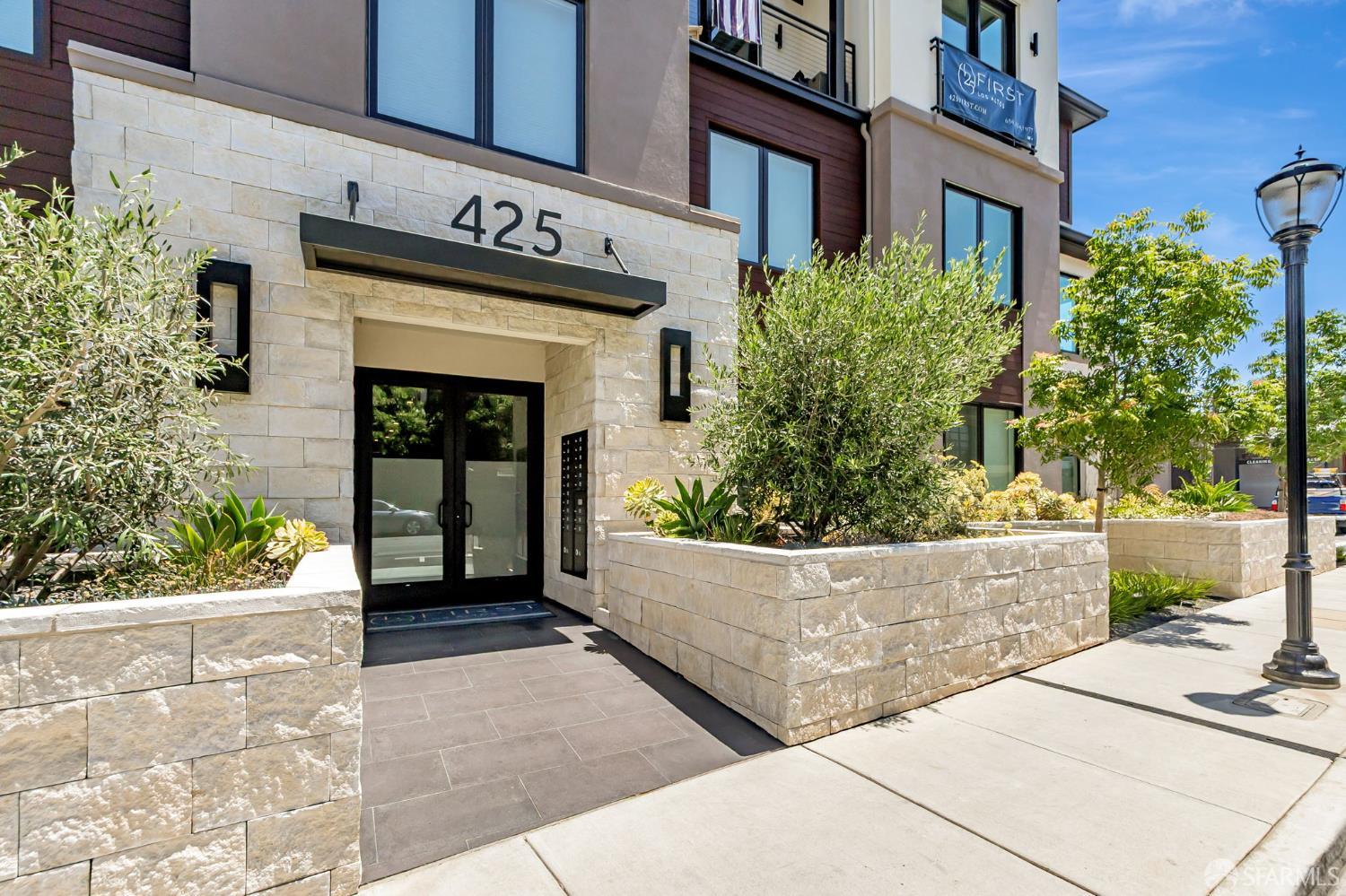 425 1st Street, Unit 36 Los Altos, CA 94022 - Photo 35 of 42 front view of a building