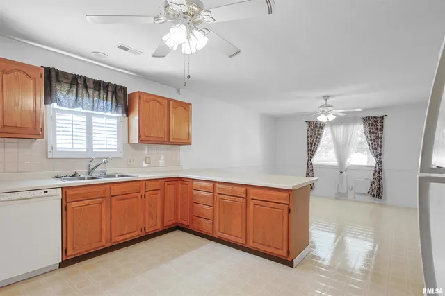 $245,000 | 1306 North Magnolia Drive, Marion, IL 62959