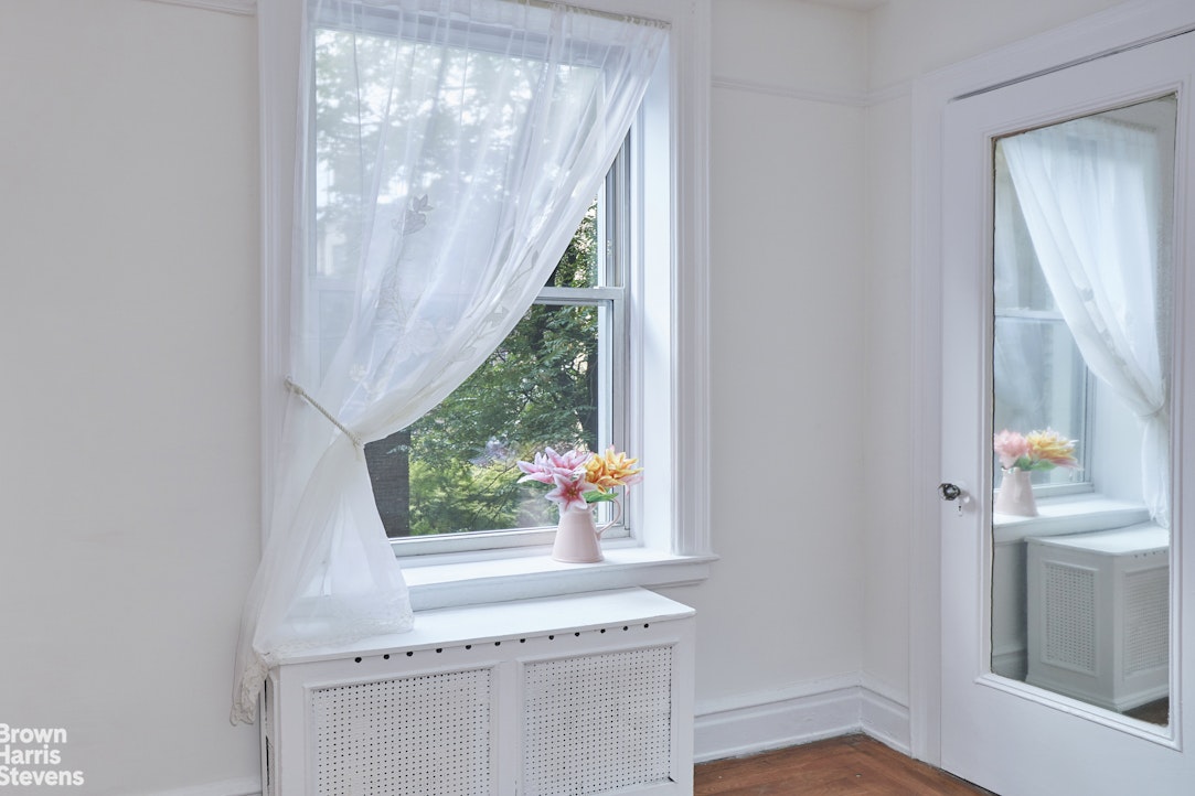 505 West End Avenue, Unit 4D Manhattan, NY 10024 - Photo 6 of 17 a very nice looking room with a large window