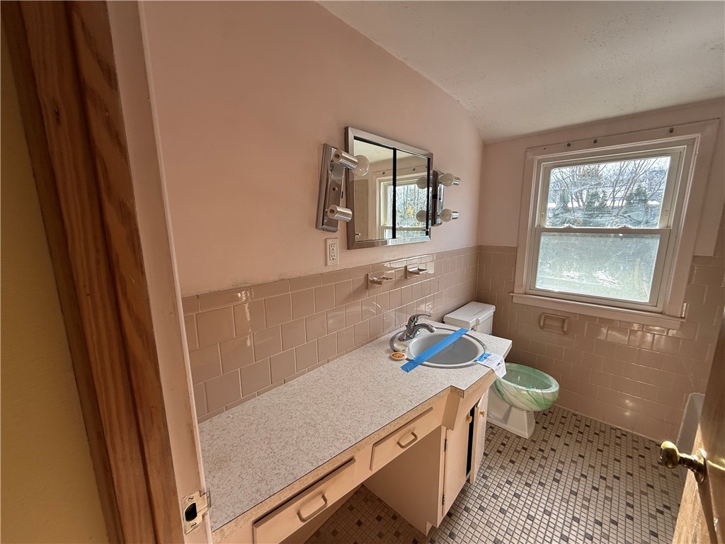 64 Cliffside Drive Cranston, RI 02920 - Photo 14 of 28