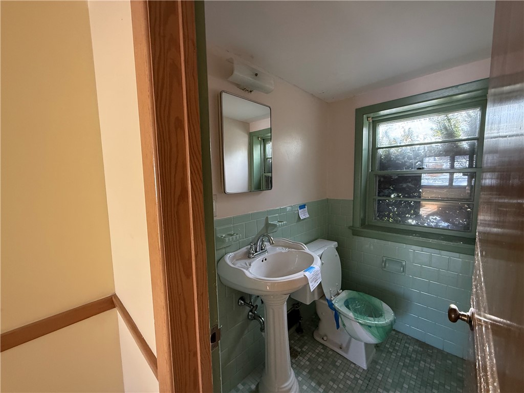 64 Cliffside Drive Cranston, RI 02920 - Photo 16 of 28