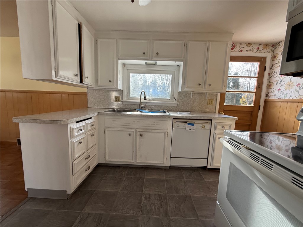 64 Cliffside Drive Cranston, RI 02920 - Photo 9 of 28