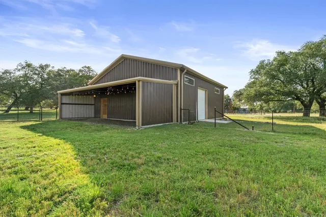 a view of a house with backyard