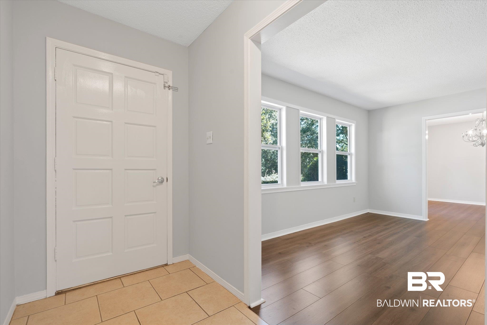 1058 Aberdeen Court North Mobile, AL 36609 - Photo 2 of 32